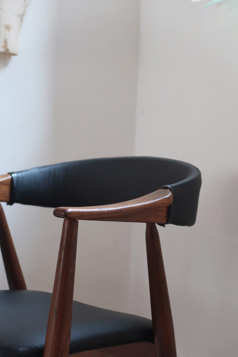 paire de chaises thomas harlev modèle 213 farstrup teck et skaï noir danemark années 60