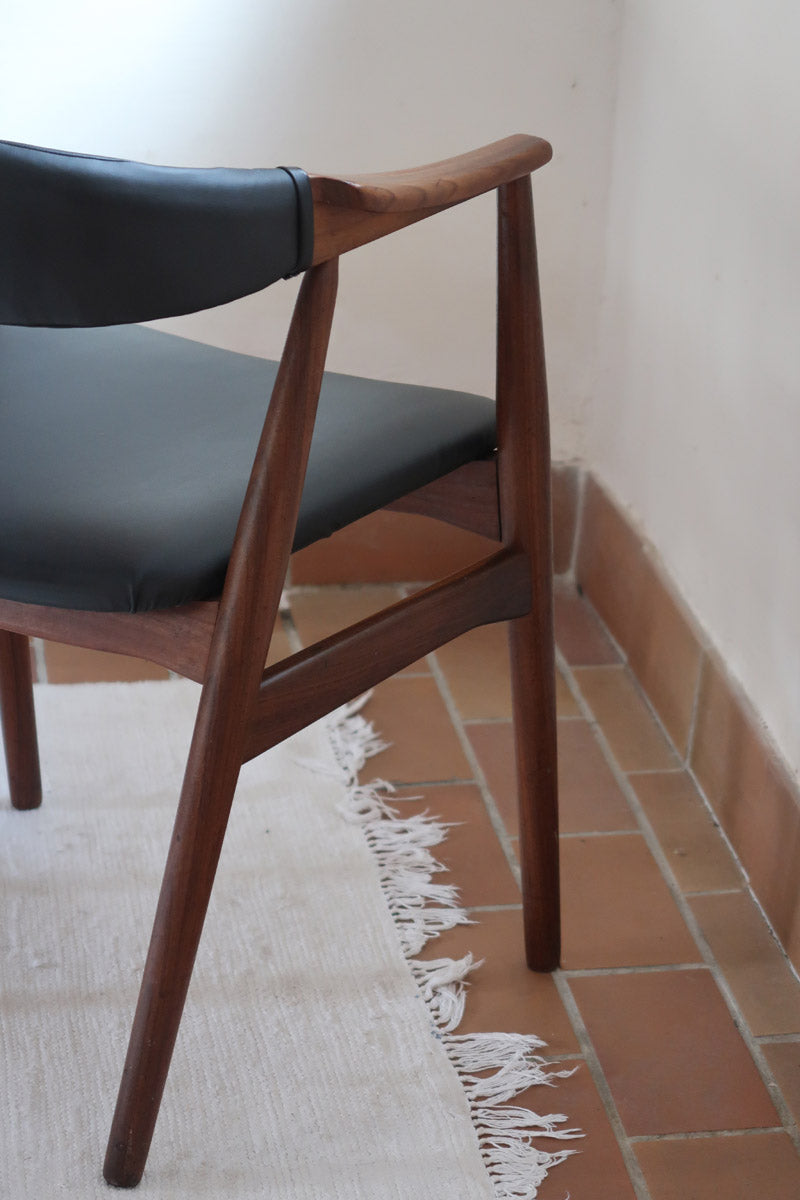 paire de chaises thomas harlev modèle 213 farstrup teck et skaï noir danemark années 60