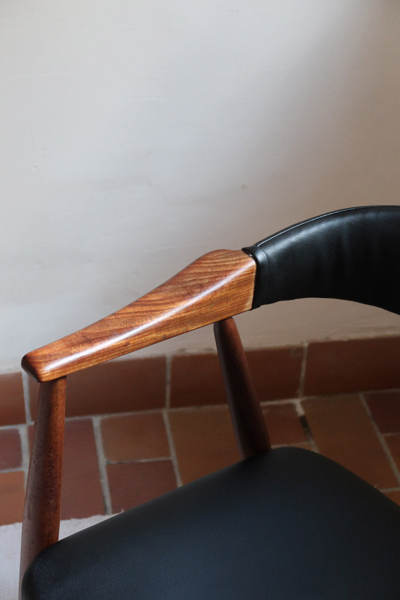 paire de chaises thomas harlev modèle 213 farstrup teck et skaï noir danemark années 60