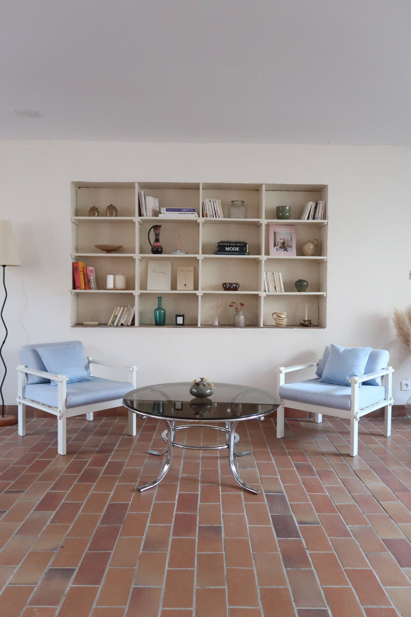 paire fauteuils modernistes bois laqué blanc coussins bleu poudre années 80 90