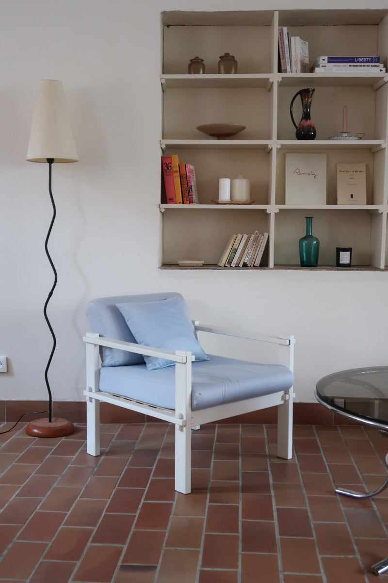 paire fauteuils modernistes bois laqué blanc coussins bleu poudre années 80 90