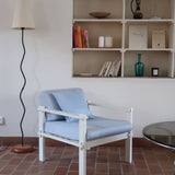 paire fauteuils modernistes bois laqué blanc coussins bleu poudre années 80 90