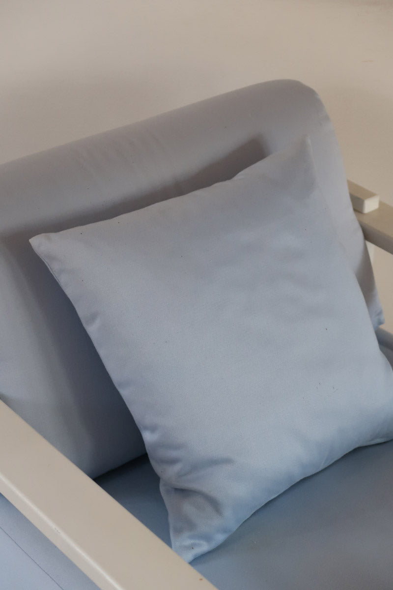 paire fauteuils modernistes bois laqué blanc coussins bleu poudre années 80 90