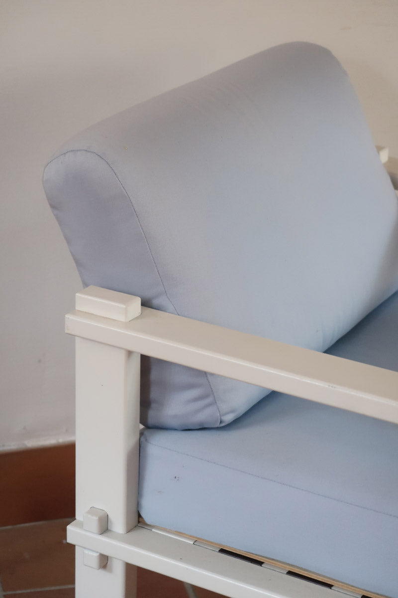 paire fauteuils modernistes bois laqué blanc coussins bleu poudre années 80 90