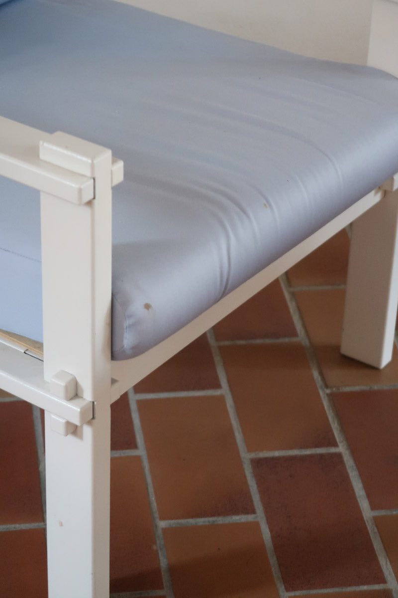 paire fauteuils modernistes bois laqué blanc coussins bleu poudre années 80 90