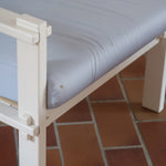 paire fauteuils modernistes bois laqué blanc coussins bleu poudre années 80 90