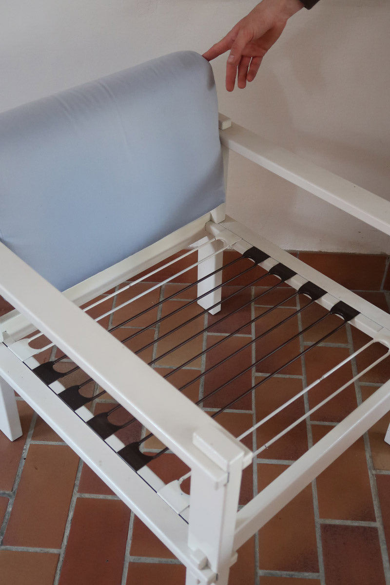 paire fauteuils modernistes bois laqué blanc coussins bleu poudre années 80 90