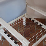 paire fauteuils modernistes bois laqué blanc coussins bleu poudre années 80 90