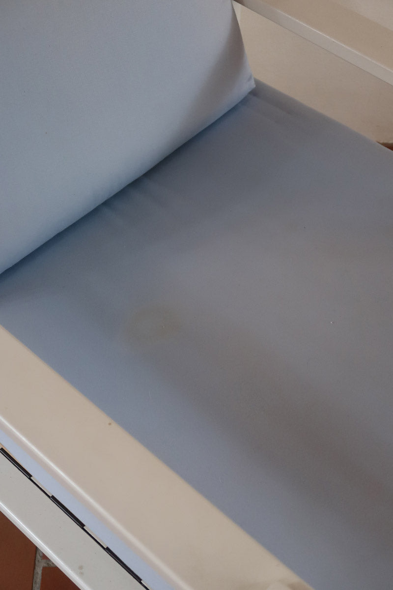 paire fauteuils modernistes bois laqué blanc coussins bleu poudre années 80 90