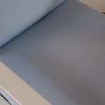 paire fauteuils modernistes bois laqué blanc coussins bleu poudre années 80 90