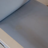 paire fauteuils modernistes bois laqué blanc coussins bleu poudre années 80 90