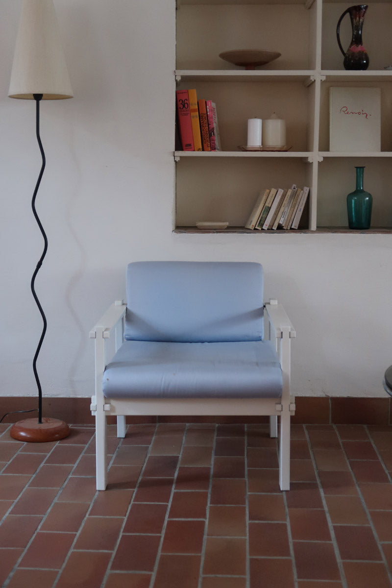 paire fauteuils modernistes bois laqué blanc coussins bleu poudre années 80 90