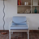 paire fauteuils modernistes bois laqué blanc coussins bleu poudre années 80 90