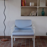 paire fauteuils modernistes bois laqué blanc coussins bleu poudre années 80 90