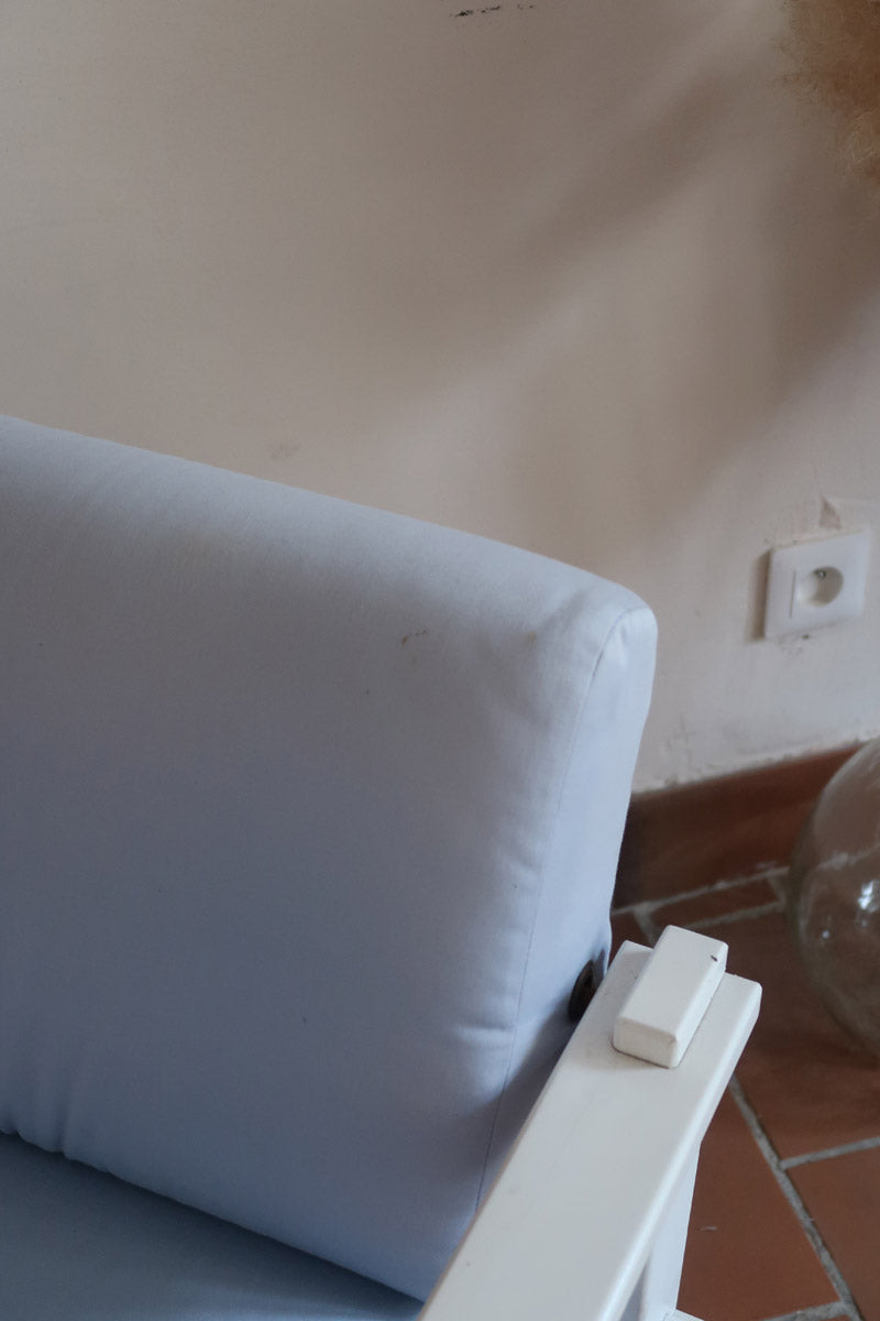 paire fauteuils modernistes bois laqué blanc coussins bleu poudre années 80 90