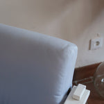 paire fauteuils modernistes bois laqué blanc coussins bleu poudre années 80 90