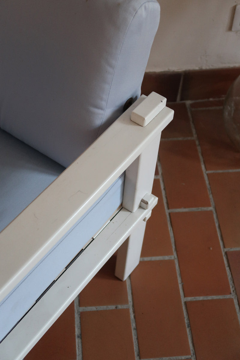 paire fauteuils modernistes bois laqué blanc coussins bleu poudre années 80 90