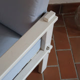 paire fauteuils modernistes bois laqué blanc coussins bleu poudre années 80 90