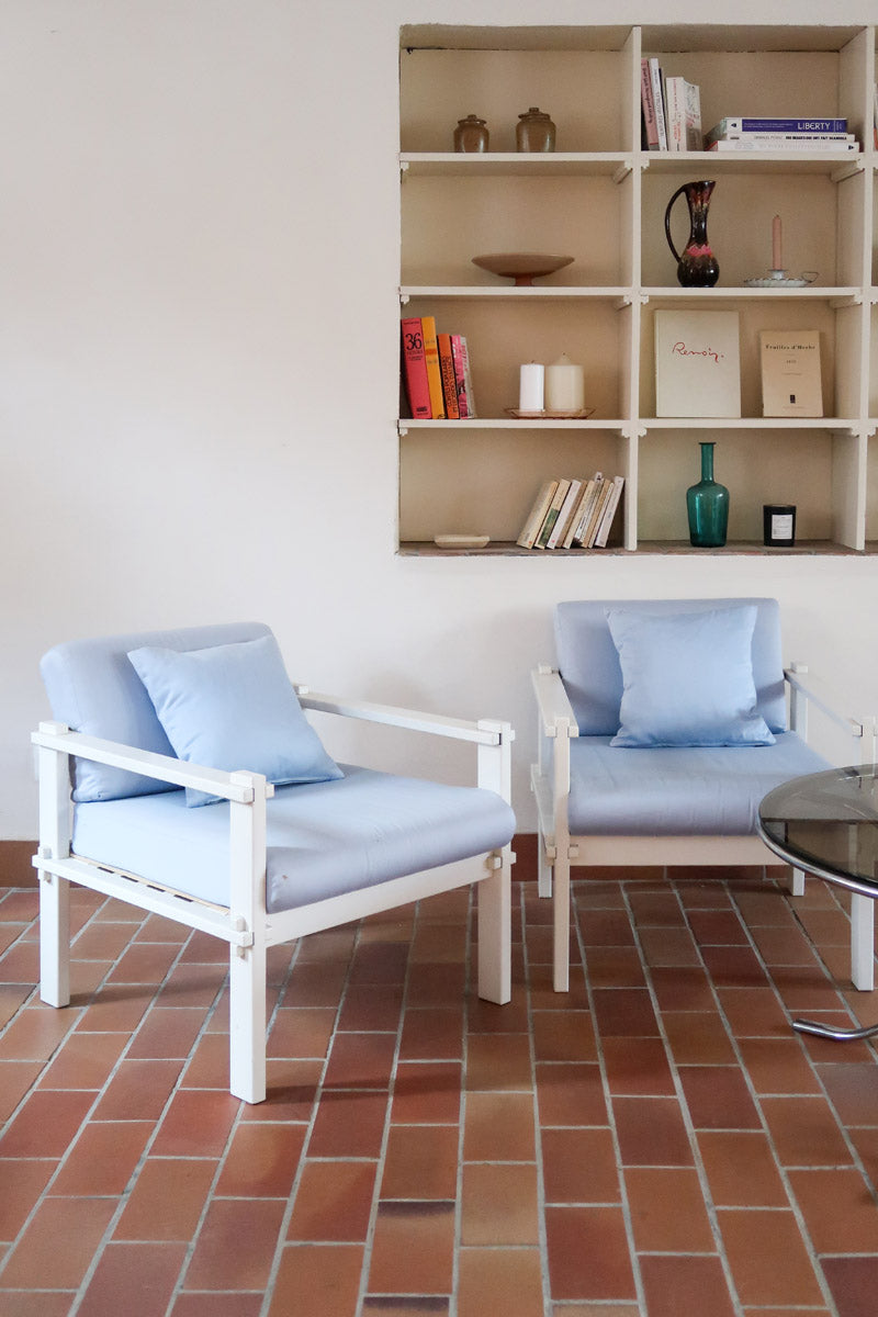 paire fauteuils modernistes bois laqué blanc coussins bleu poudre années 80 90
