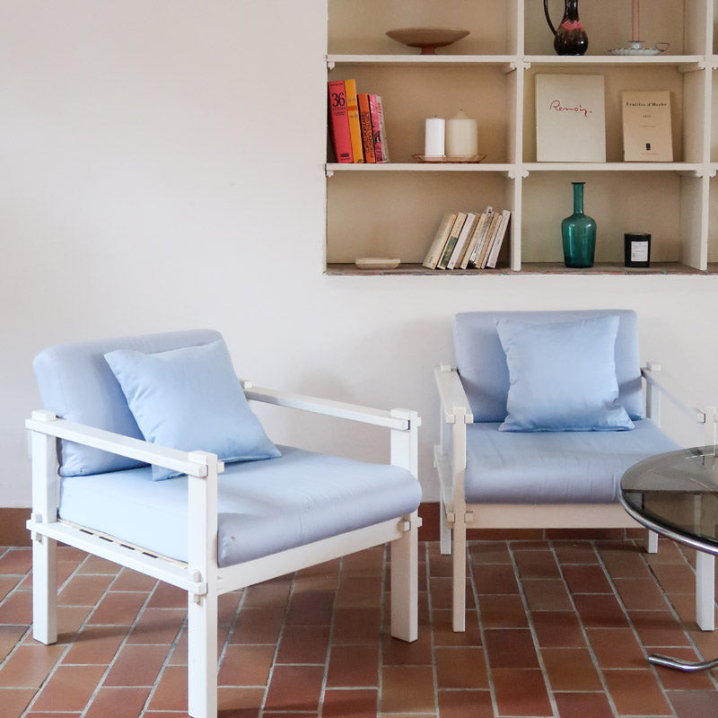 paire fauteuils modernistes bois laqué blanc coussins bleu poudre années 80 90