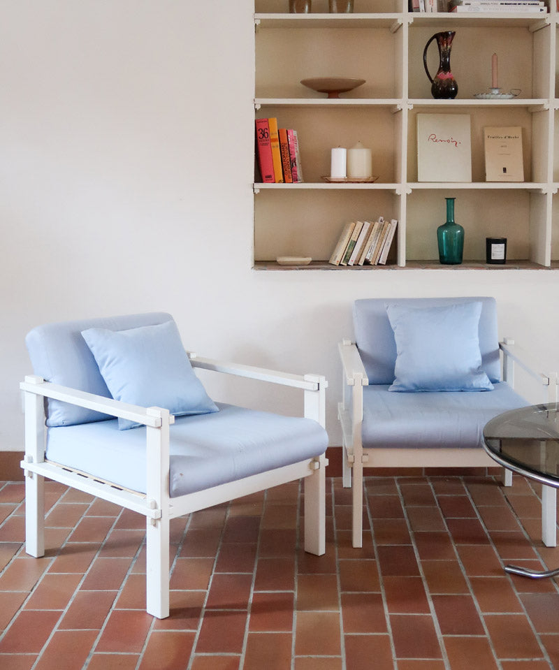 paire fauteuils modernistes bois laqué blanc coussins bleu poudre années 80 90