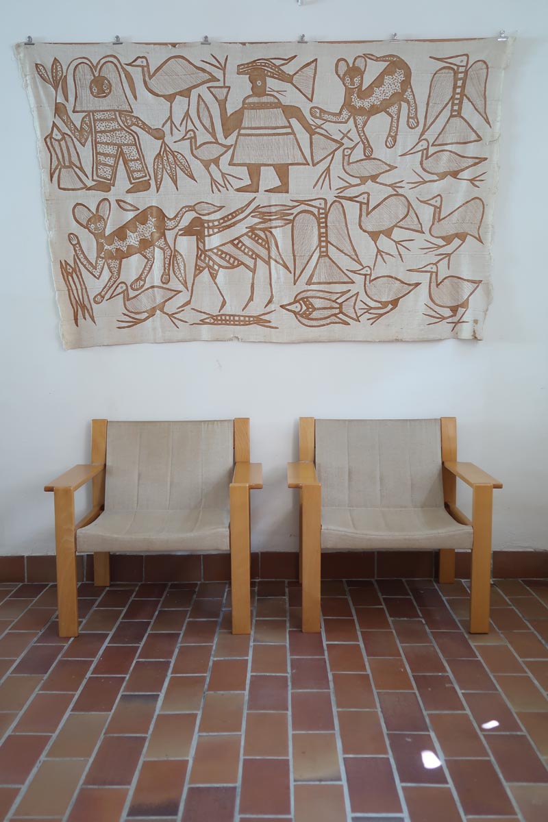 Paire de fauteuils vintage modernistes en hêtre clair et toile beige – années 70