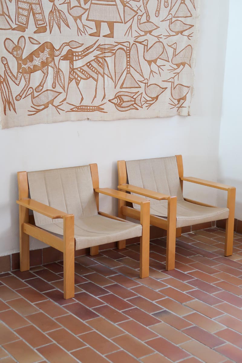 Paire de fauteuils vintage modernistes en hêtre clair et toile beige – années 70