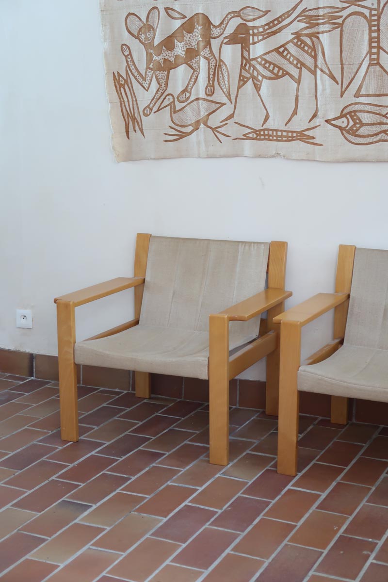 Paire de fauteuils vintage modernistes en hêtre clair et toile beige – années 70