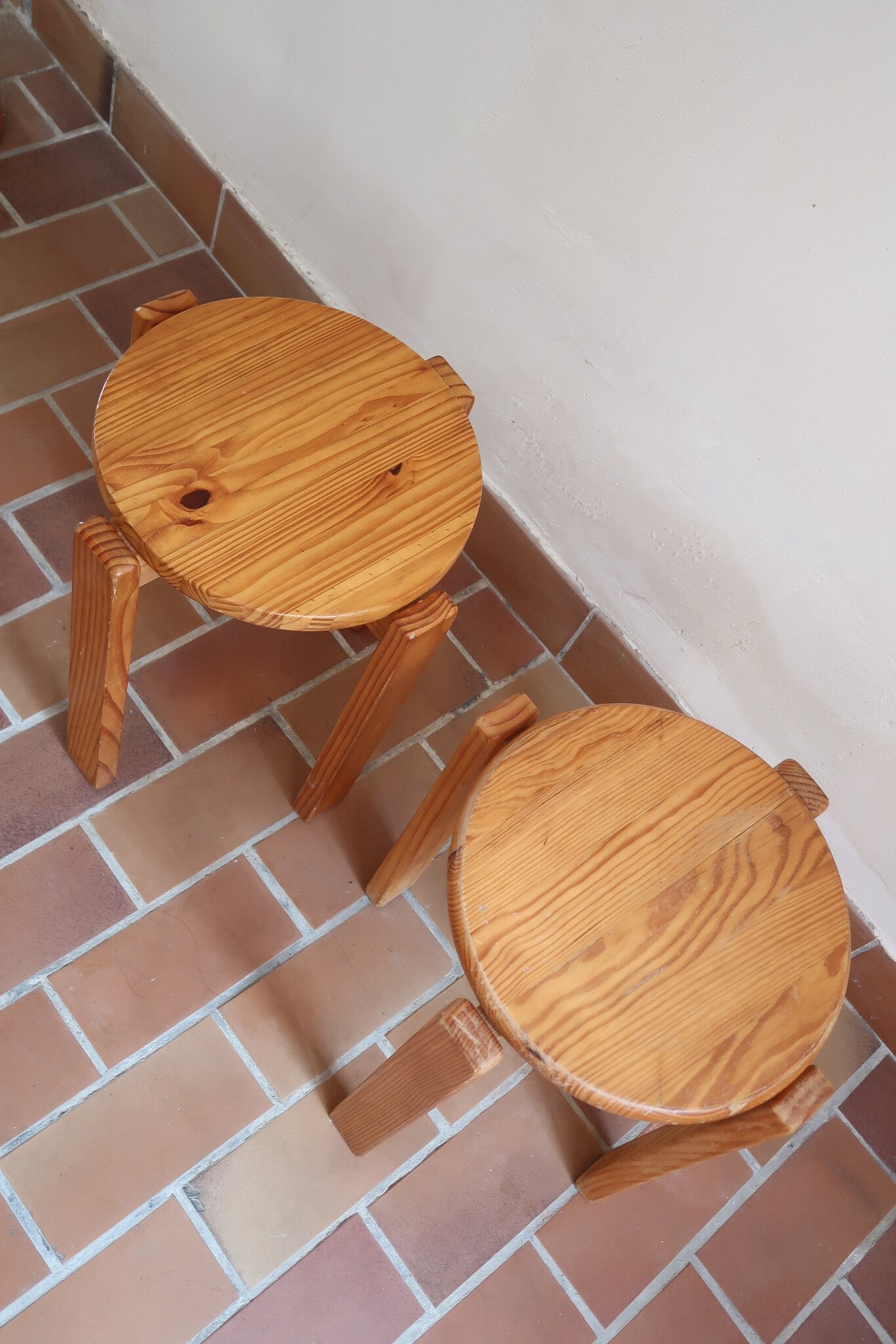 Paire de tabourets ronds vintage en pin massif, assise pleine, pieds à section carrée et entretoises chevillées, empilables, esprit Charlotte Perriand