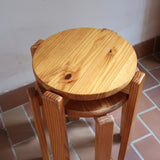 Paire de tabourets ronds vintage en pin massif, assise pleine, pieds à section carrée et entretoises chevillées, empilables, esprit Charlotte Perriand