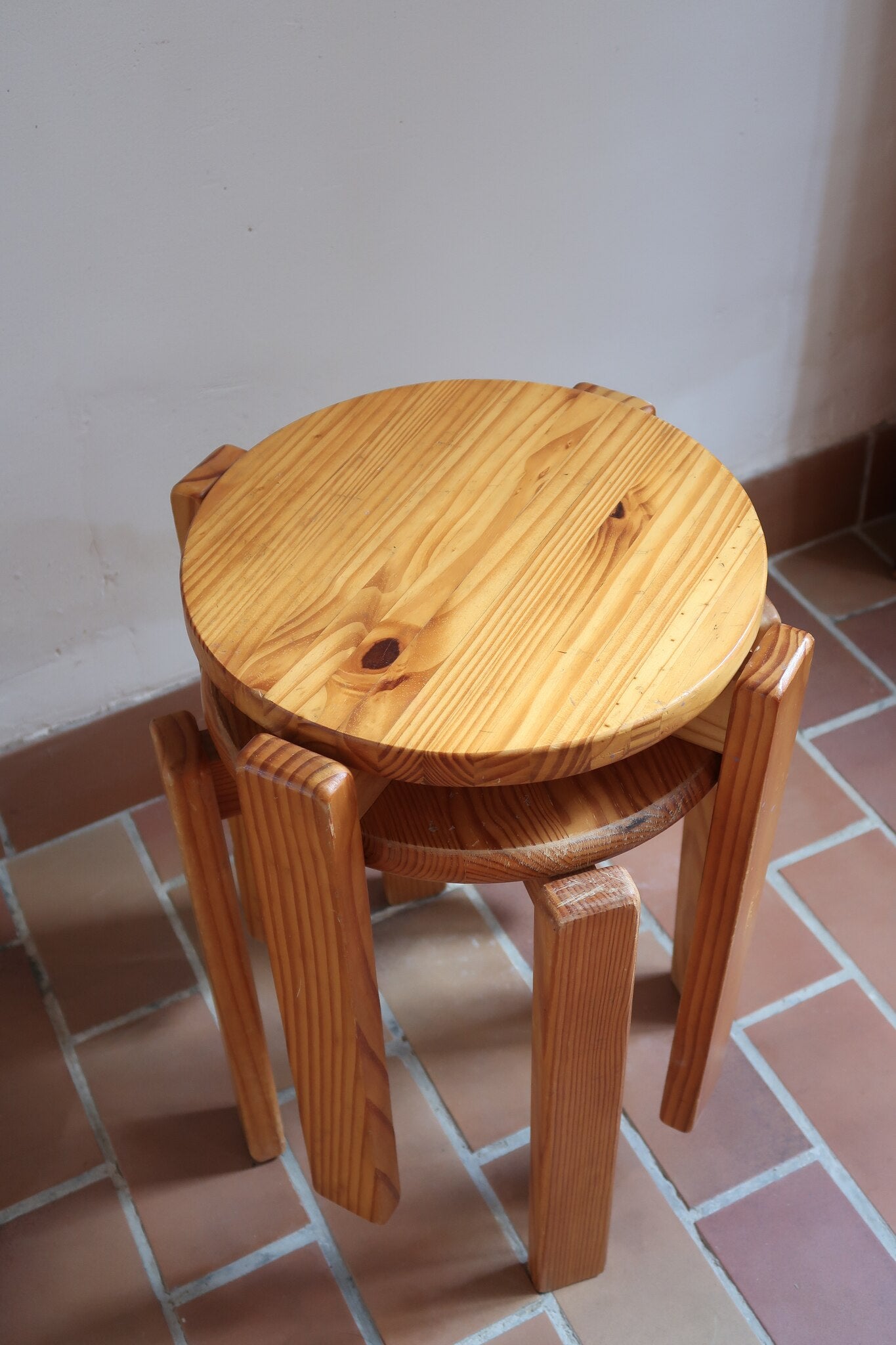 Paire de tabourets ronds vintage en pin massif, assise pleine, pieds à section carrée et entretoises chevillées, empilables, esprit Charlotte Perriand