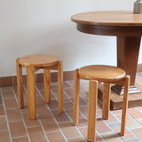 Paire de tabourets ronds vintage en pin massif, assise pleine, pieds à section carrée et entretoises chevillées, empilables, esprit Charlotte Perriand