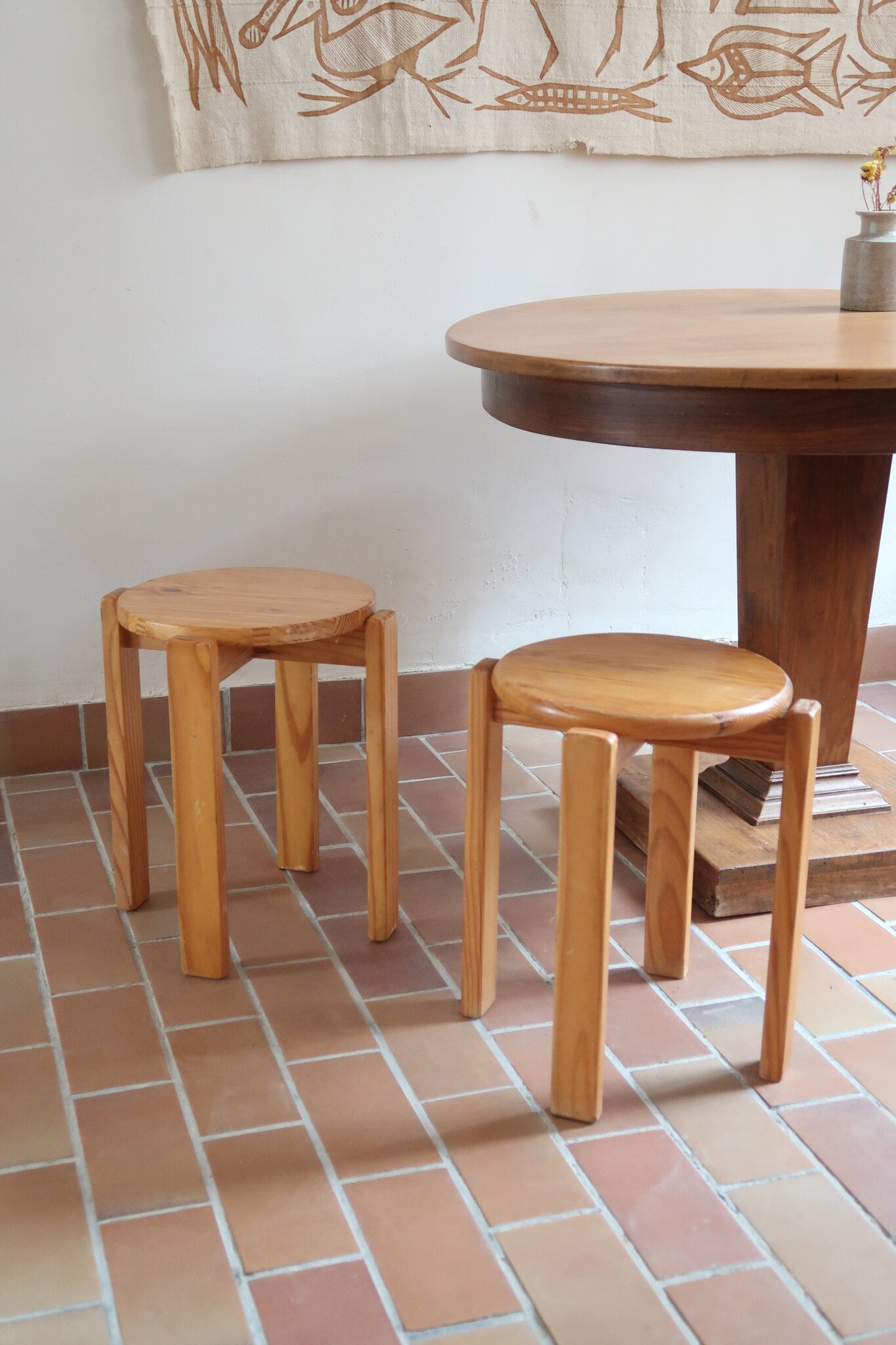 Paire de tabourets ronds vintage en pin massif, assise pleine, pieds à section carrée et entretoises chevillées, empilables, esprit Charlotte Perriand