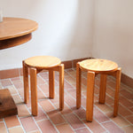 Paire de tabourets ronds vintage en pin massif, assise pleine, pieds à section carrée et entretoises chevillées, empilables, esprit Charlotte Perriand