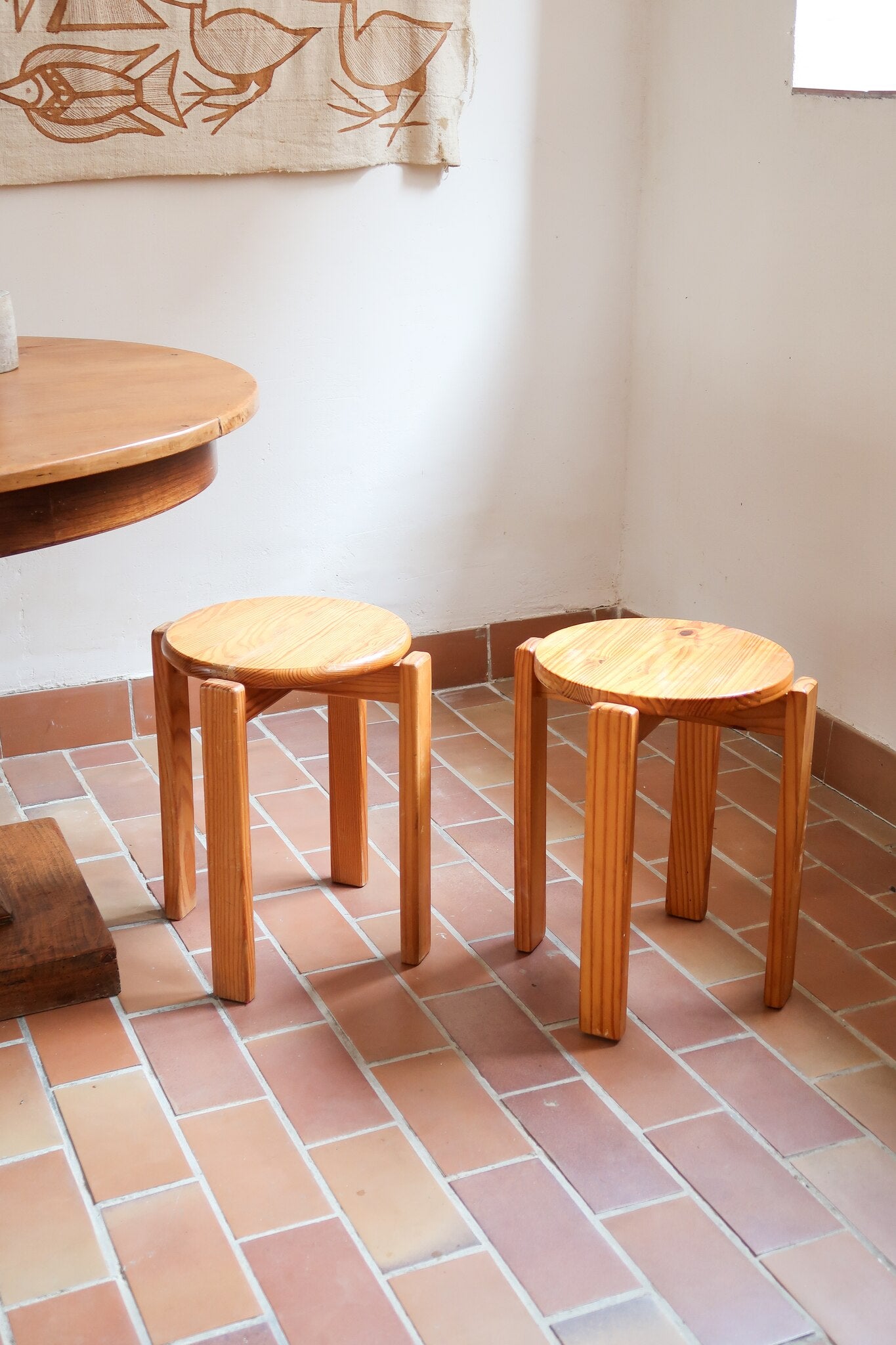 Paire de tabourets ronds vintage en pin massif, assise pleine, pieds à section carrée et entretoises chevillées, empilables, esprit Charlotte Perriand
