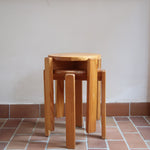 Paire de tabourets ronds vintage en pin massif, assise pleine, pieds à section carrée et entretoises chevillées, empilables, esprit Charlotte Perriand