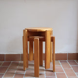 Paire de tabourets ronds vintage en pin massif, assise pleine, pieds à section carrée et entretoises chevillées, empilables, esprit Charlotte Perriand