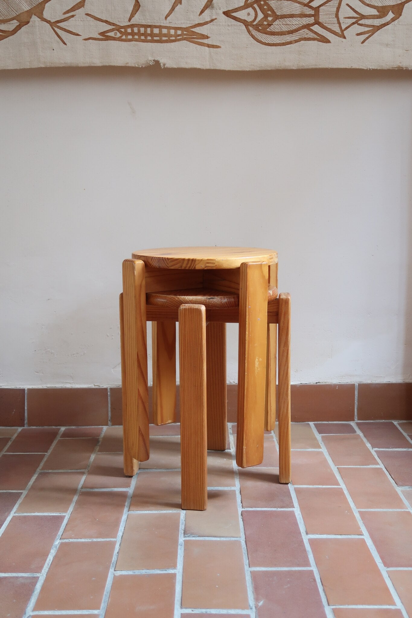 Paire de tabourets ronds vintage en pin massif, assise pleine, pieds à section carrée et entretoises chevillées, empilables, esprit Charlotte Perriand
