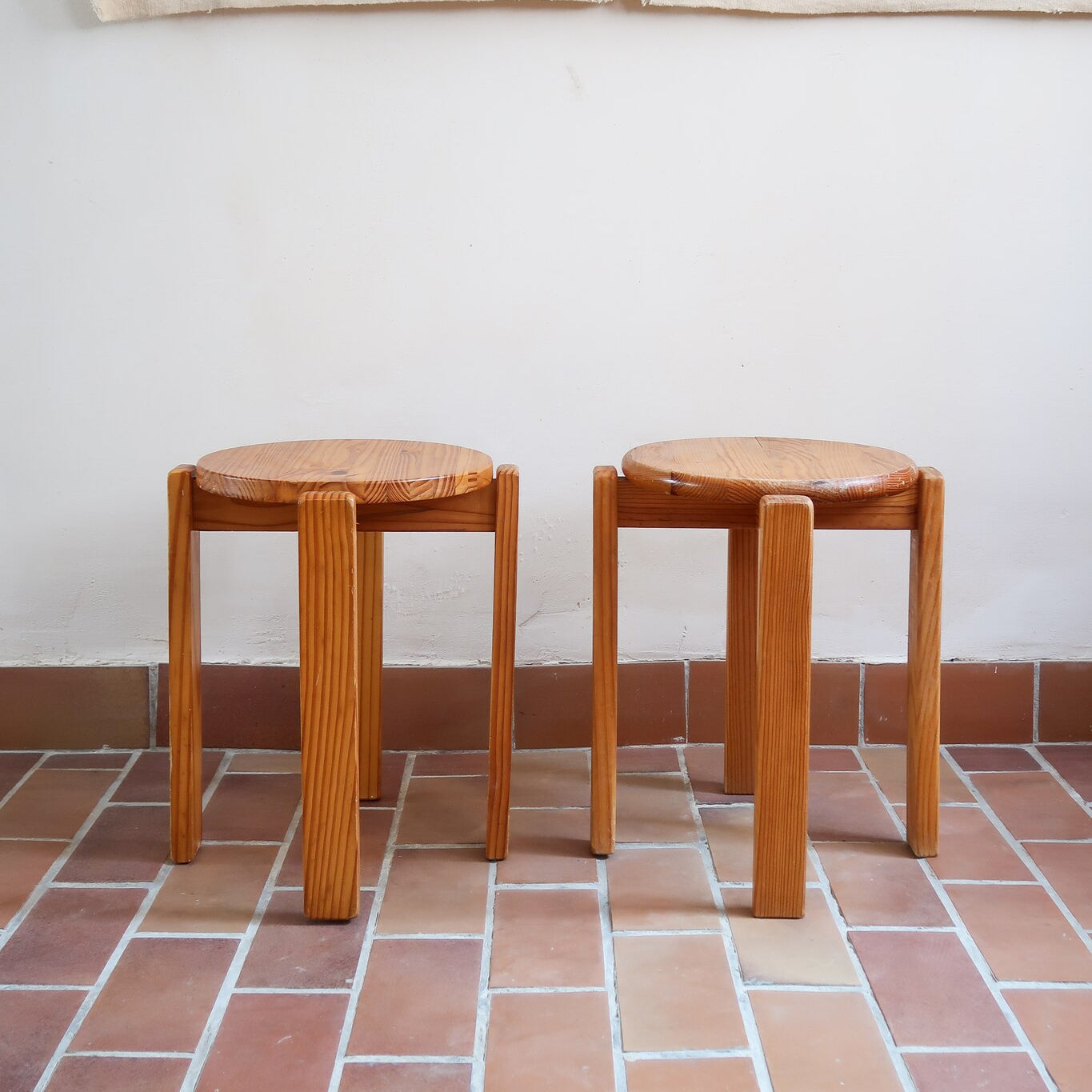 Paire de tabourets ronds vintage en pin massif, assise pleine, pieds à section carrée et entretoises chevillées, empilables, esprit Charlotte Perriand