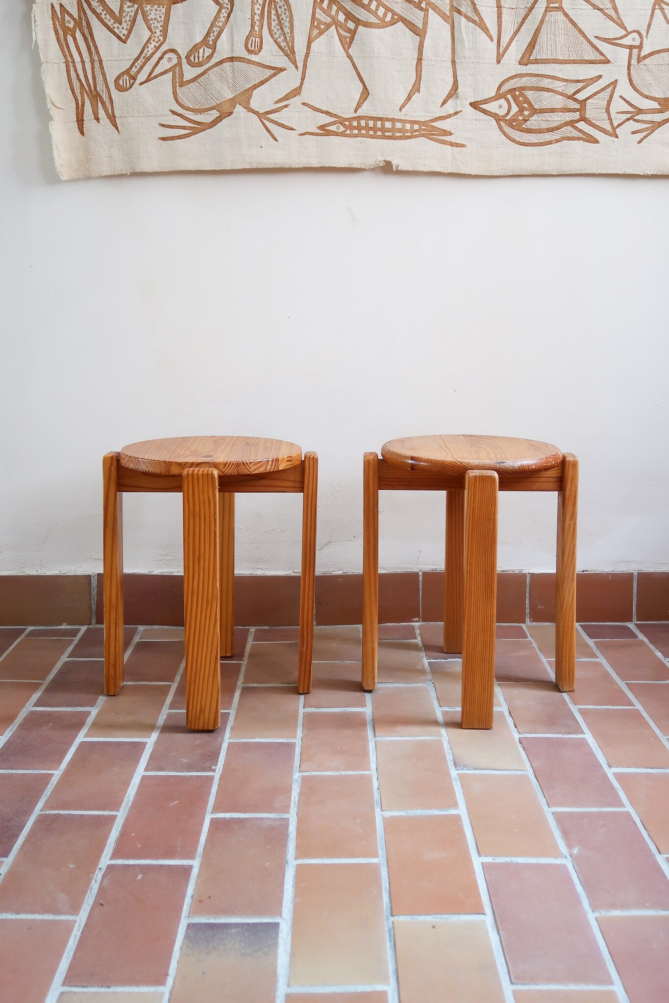 Paire de tabourets ronds vintage en pin massif, assise pleine, pieds à section carrée et entretoises chevillées, empilables, esprit Charlotte Perriand