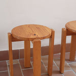 Paire de tabourets ronds vintage en pin massif, assise pleine, pieds à section carrée et entretoises chevillées, empilables, esprit Charlotte Perriand