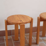 Paire de tabourets ronds vintage en pin massif, assise pleine, pieds à section carrée et entretoises chevillées, empilables, esprit Charlotte Perriand