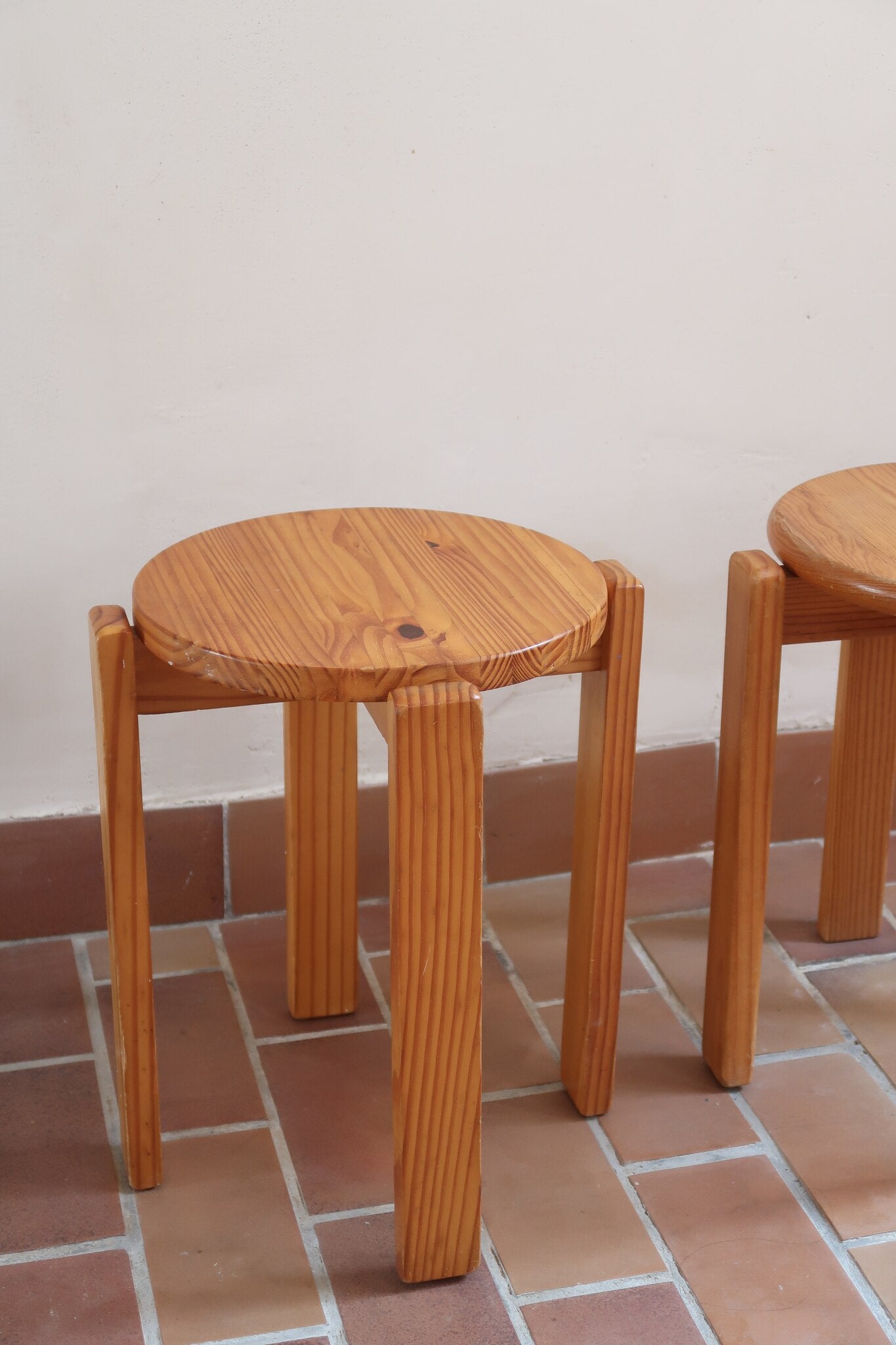 Paire de tabourets ronds vintage en pin massif, assise pleine, pieds à section carrée et entretoises chevillées, empilables, esprit Charlotte Perriand