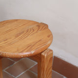 Paire de tabourets ronds vintage en pin massif, assise pleine, pieds à section carrée et entretoises chevillées, empilables, esprit Charlotte Perriand