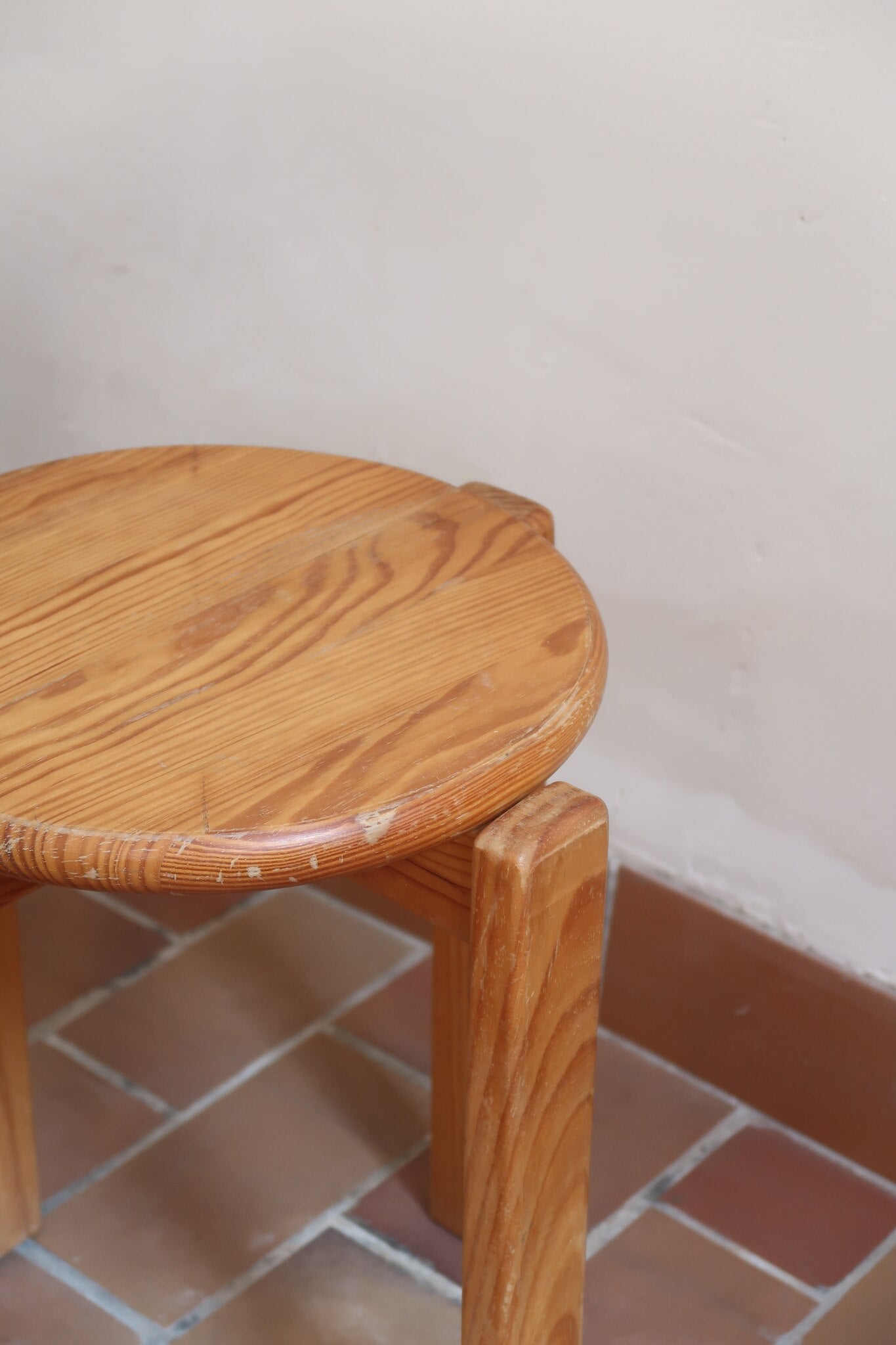 Paire de tabourets ronds vintage en pin massif, assise pleine, pieds à section carrée et entretoises chevillées, empilables, esprit Charlotte Perriand