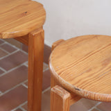 Paire de tabourets ronds vintage en pin massif, assise pleine, pieds à section carrée et entretoises chevillées, empilables, esprit Charlotte Perriand