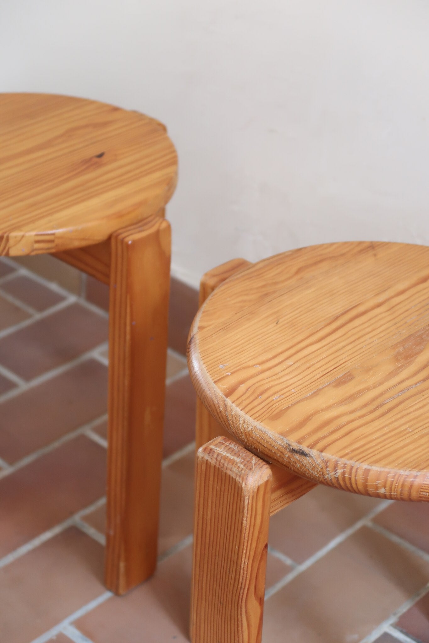 Paire de tabourets ronds vintage en pin massif, assise pleine, pieds à section carrée et entretoises chevillées, empilables, esprit Charlotte Perriand