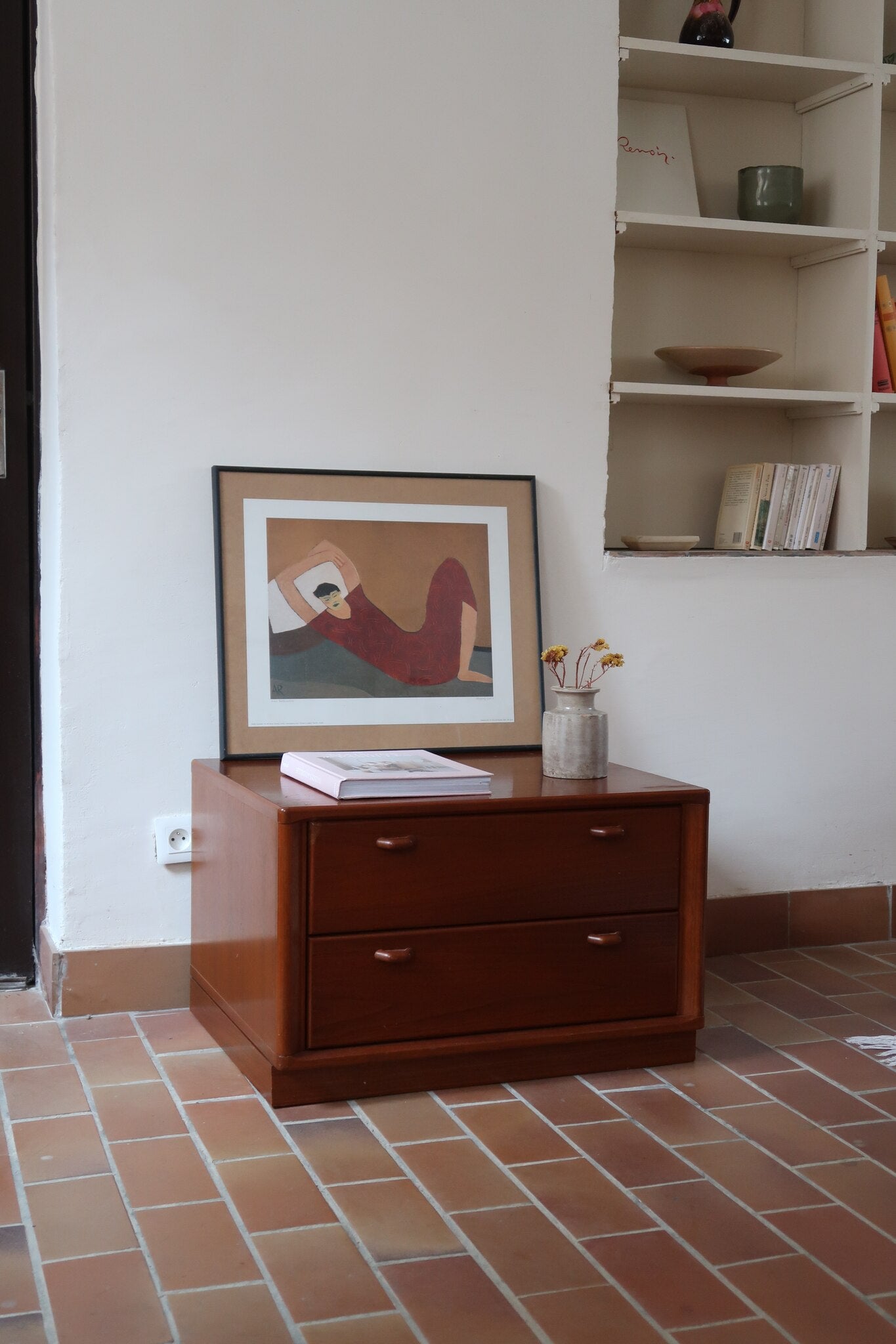 Table de chevet vintage en bois de teck, deux grands tiroirs à poignées sculptées dans la masse, socle en retrait, 70 cm de large et 45 cm de haut, fait aussi bout de canapé