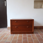 Table de chevet vintage en bois de teck, deux grands tiroirs à poignées sculptées dans la masse, socle en retrait, 70 cm de large et 45 cm de haut, fait aussi bout de canapé