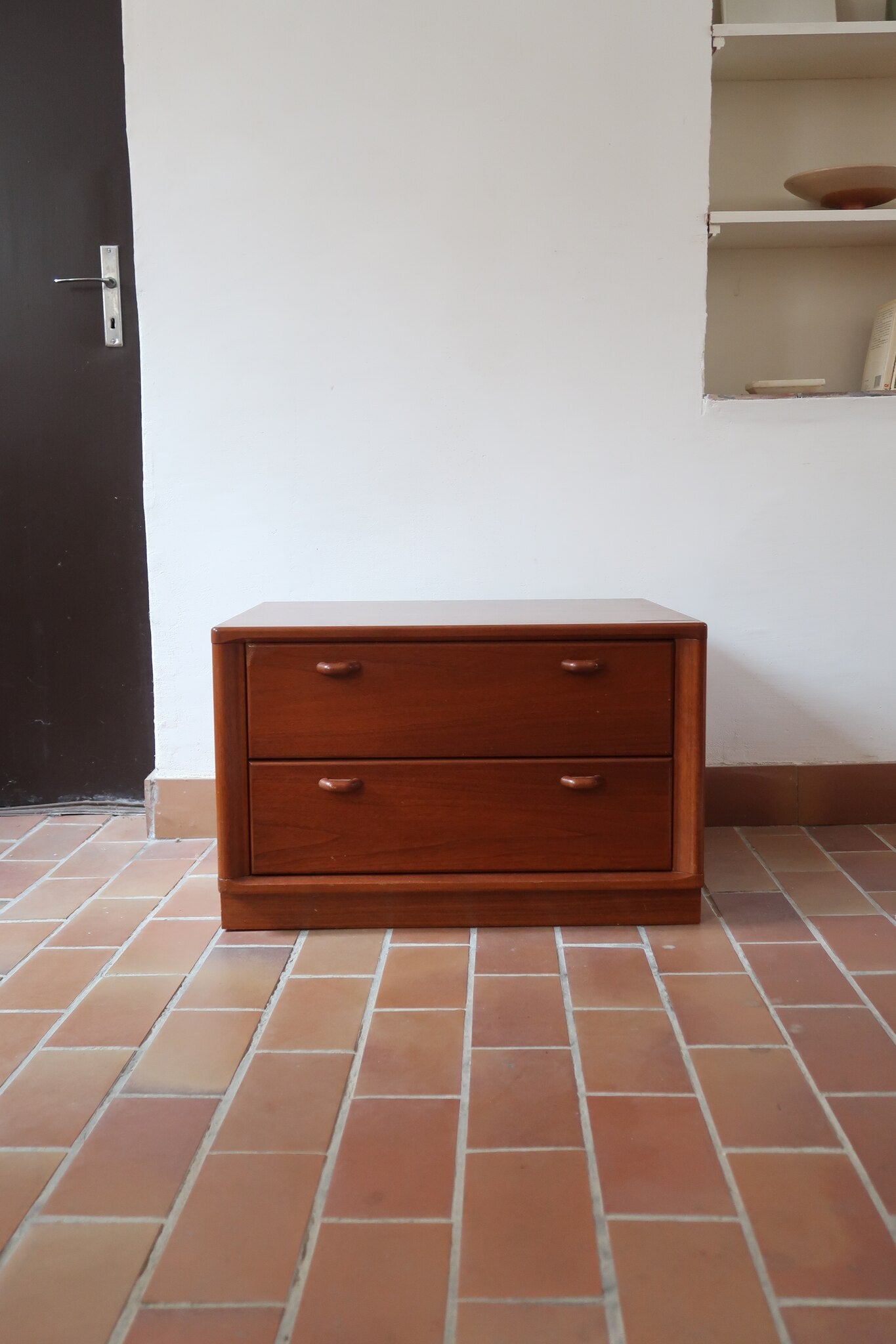Table de chevet vintage en bois de teck, deux grands tiroirs à poignées sculptées dans la masse, socle en retrait, 70 cm de large et 45 cm de haut, fait aussi bout de canapé